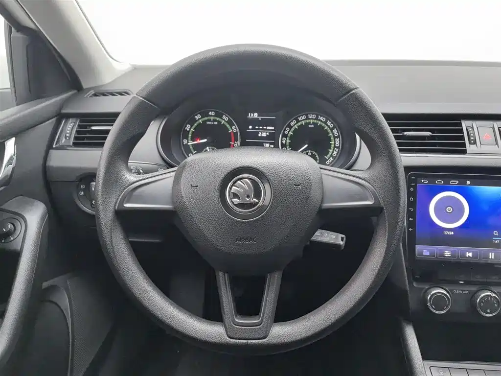 Škoda Octavia 2018 1.6L Manual Standard Edition фото 11