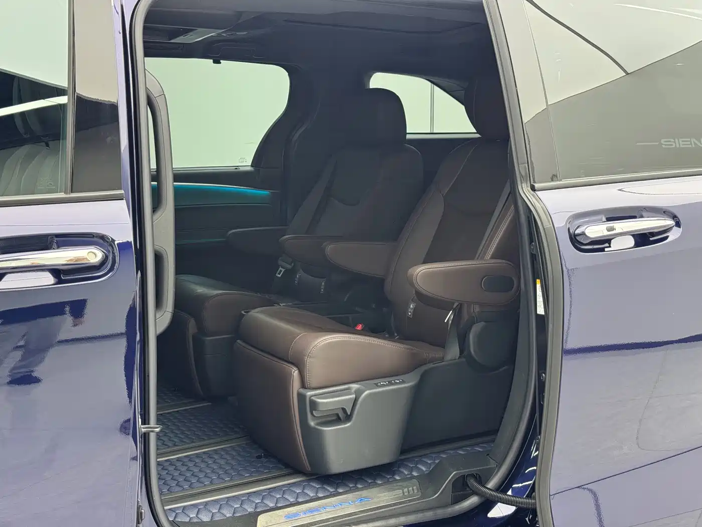 Toyota Sienna 2021 2.5L Hybrid Platinum Edition фото 13