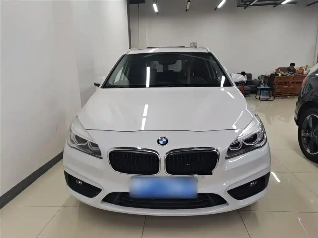 BMW 2 Series Touring 2016 220i Leading Model фото 3
