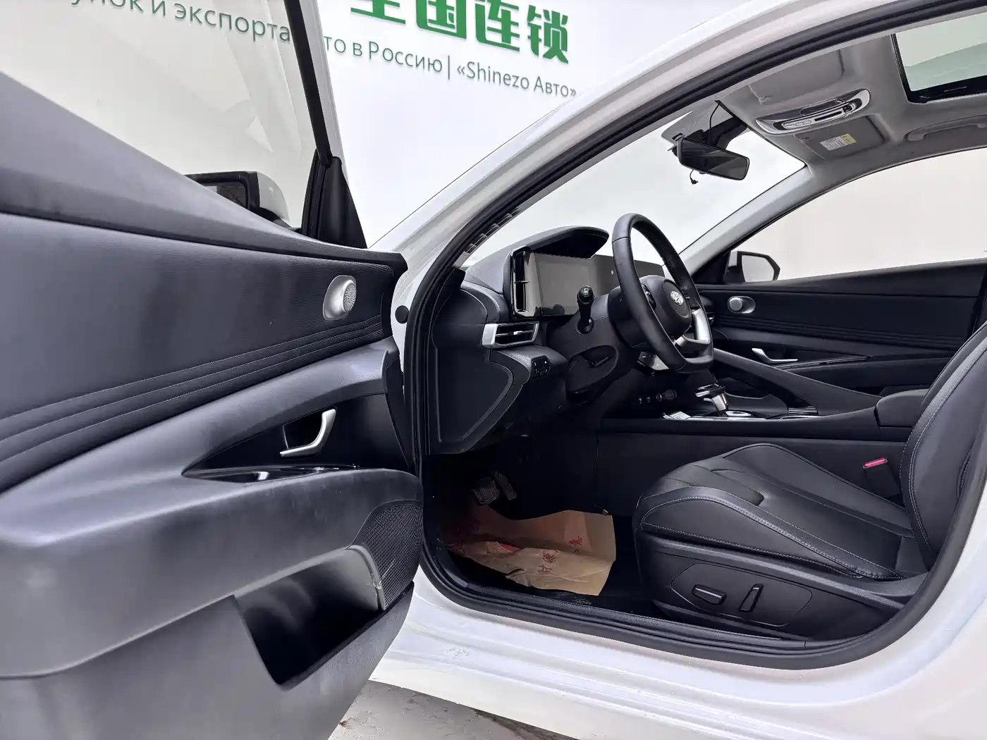 Hyundai Elantra 2022 1.5L CVT LUX Premium Edition фото 21