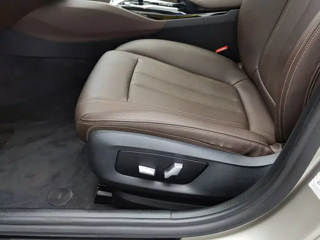 Photo 20 - BMW 5 Series
