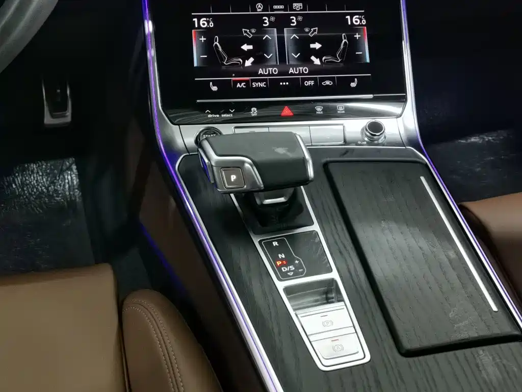 Фото 13 - Audi A6L