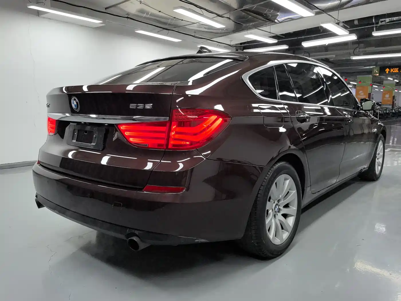 BMW 5 Series GT 2010 535i Leading Model фото 18