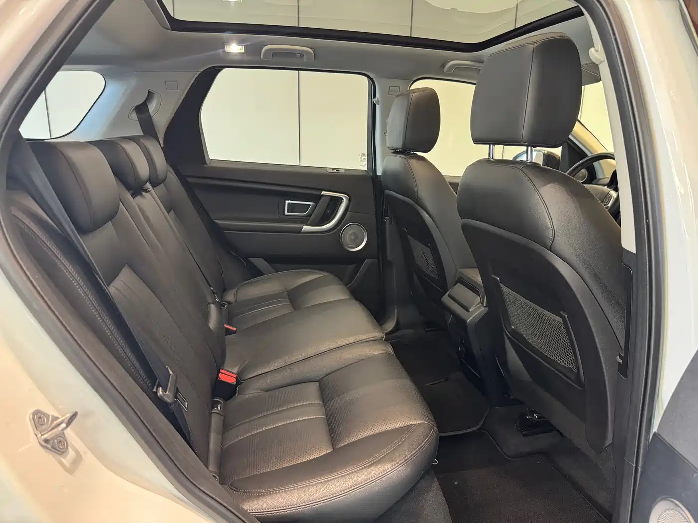 Land Rover Discovery Sport 2018 240PS SE Edition фото 9