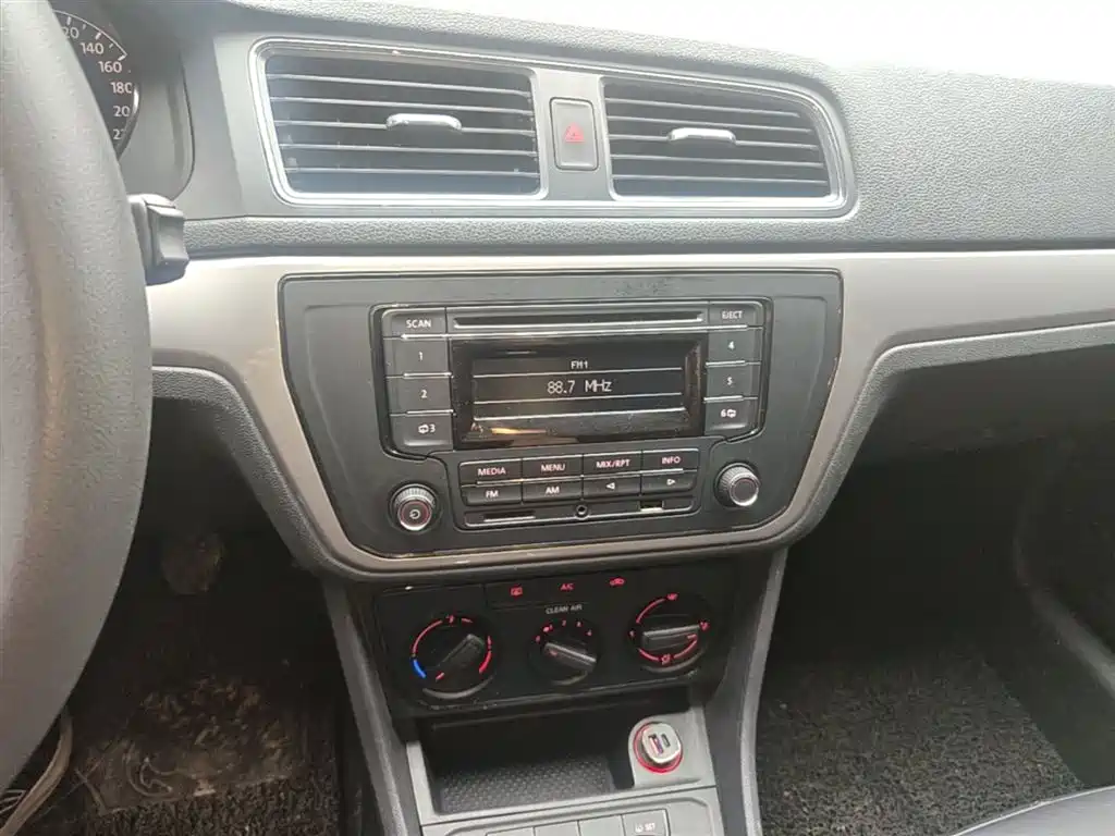 Volkswagen Lavida 2017 1.6L Manual Trend Edition фото 13