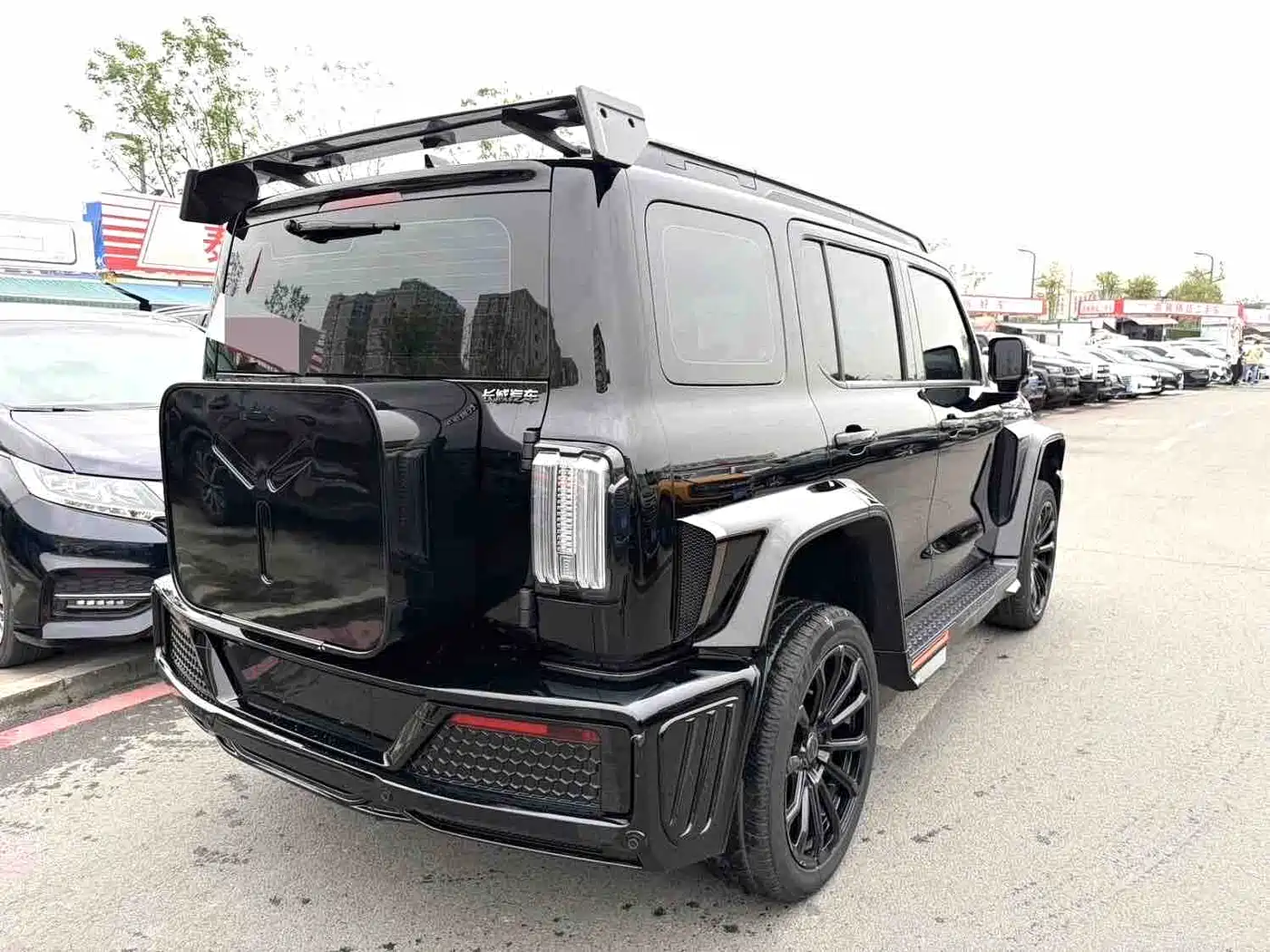  CO-CREATION TANK 300