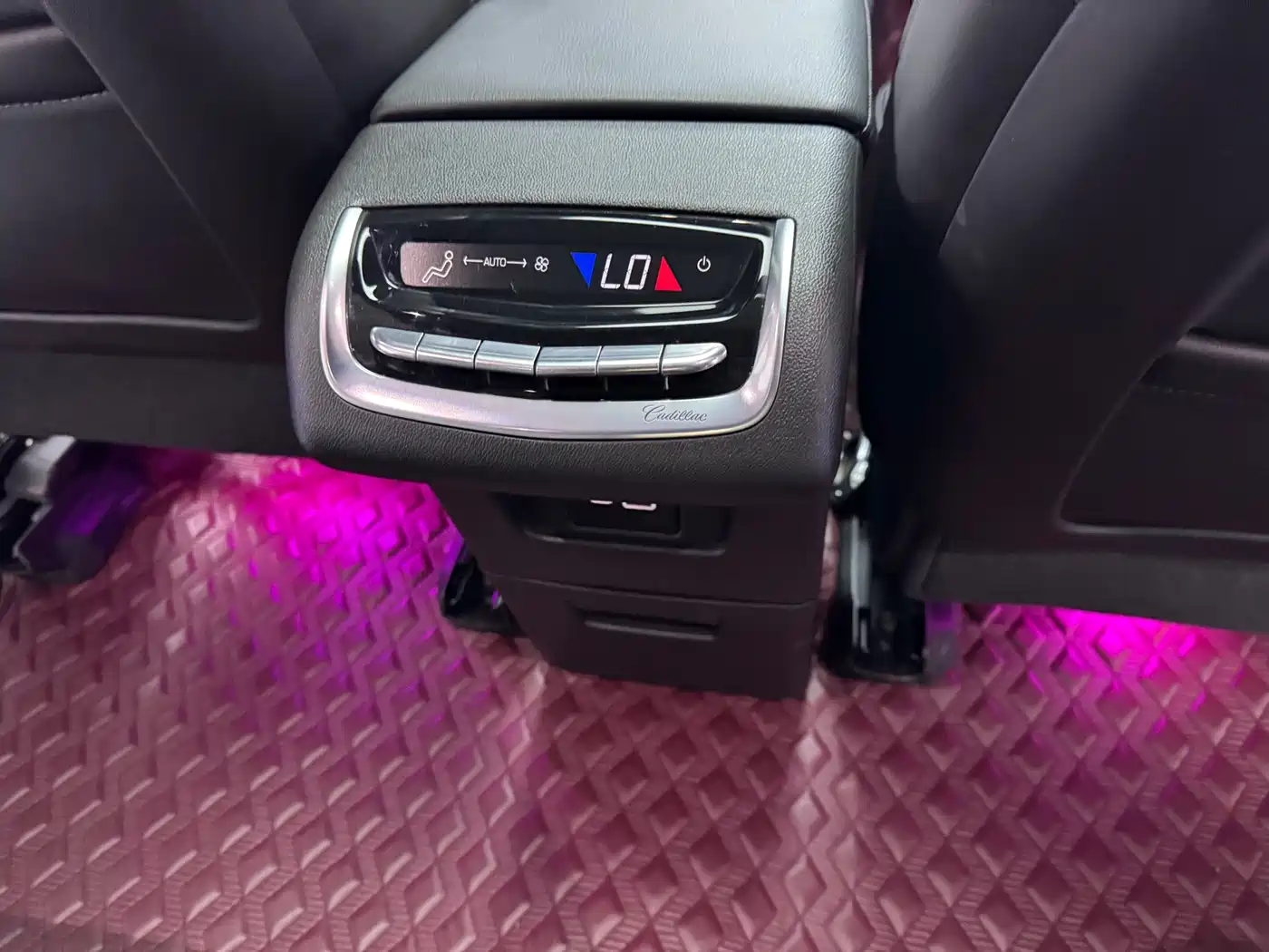 Cadillac XT6 2022 2.0T 6-Seater 4WD Luxury Edition фото 15