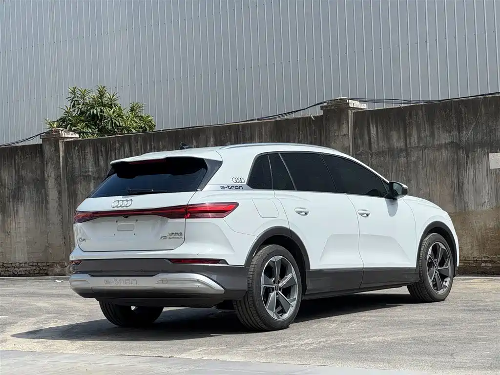 AUDI Q5 E TRON