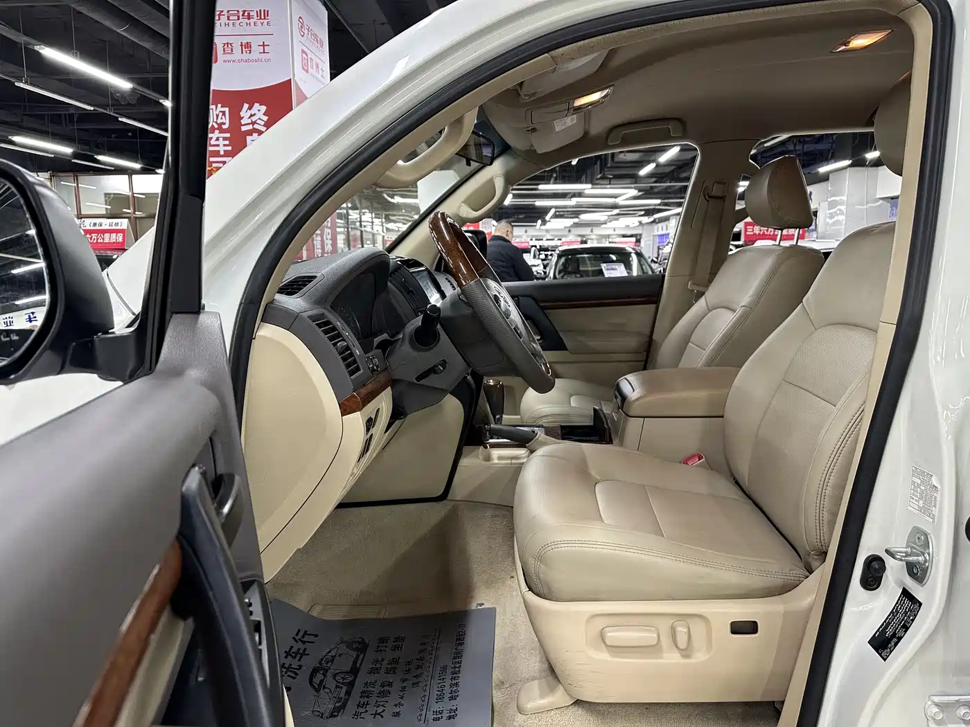 Toyota Land Cruiser (Import) 2015 4.0L V6 Middle East Low Configuration Edition фото 24
