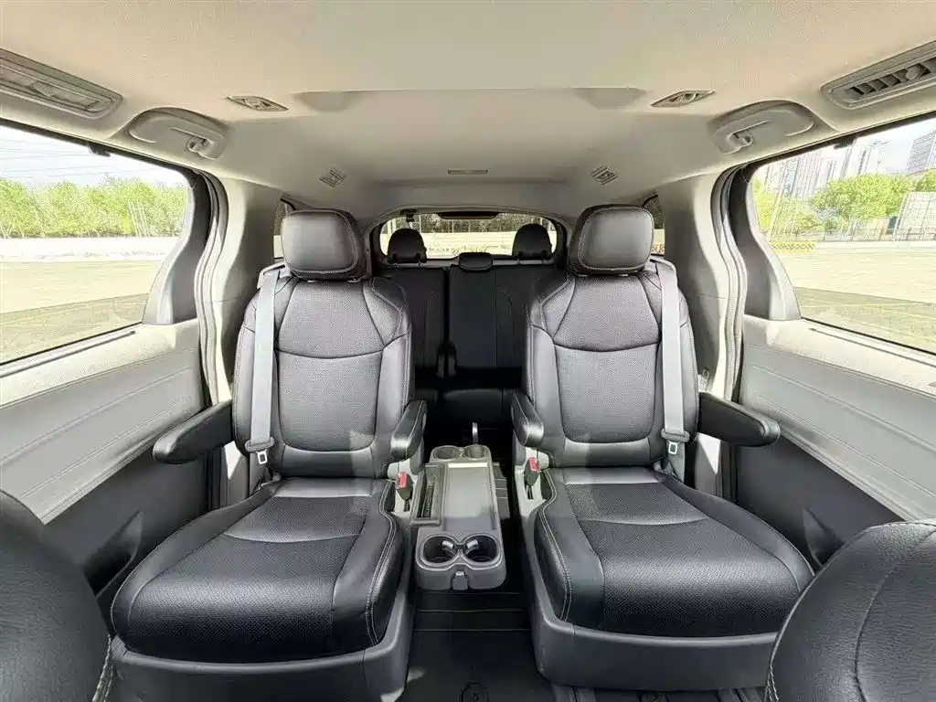 Toyota Sienna 2024 2.5L Hybrid Comfort Edition фото 8