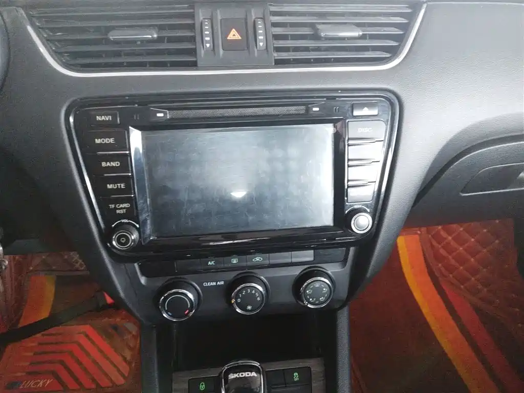 Škoda Octavia 2016 1.6L Automatic Smart Edition фото 9
