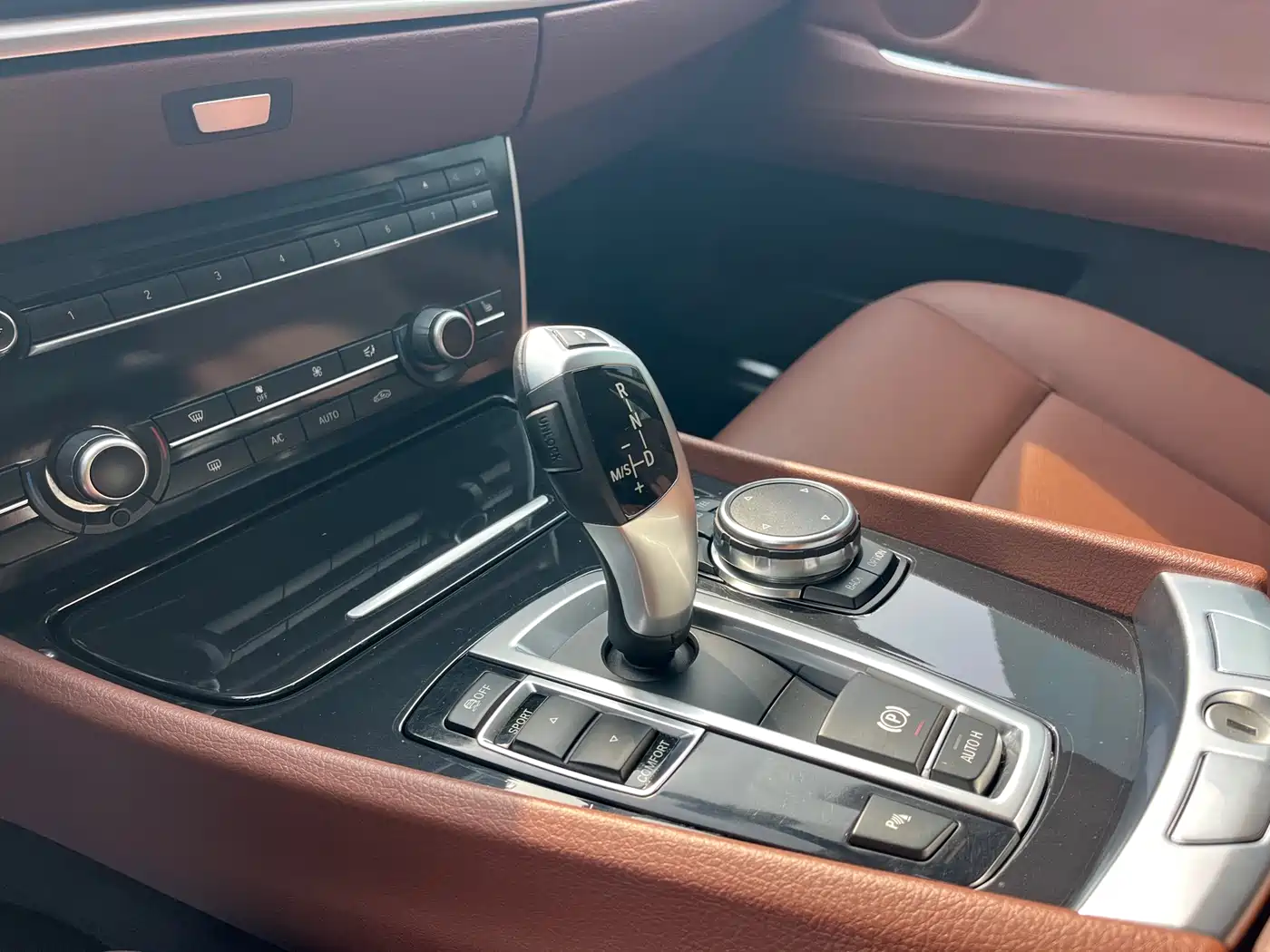 BMW 5 Series GT 2014 528i Leading фото 11