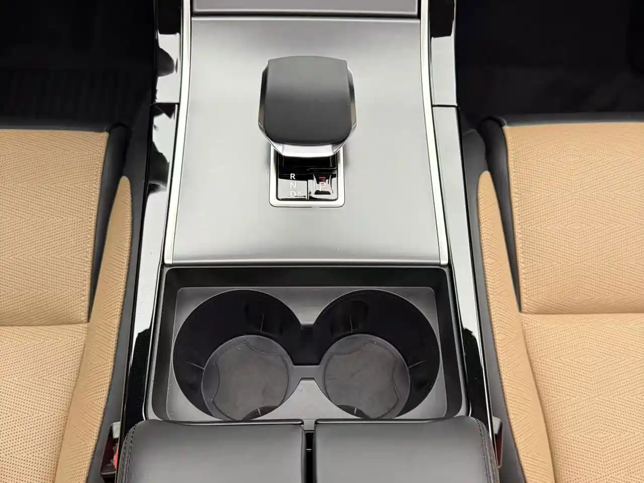Фото 10 - Land Rover Range Rover Velar