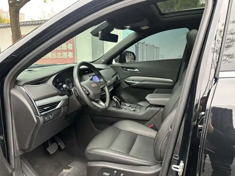 CADILLAC XT4