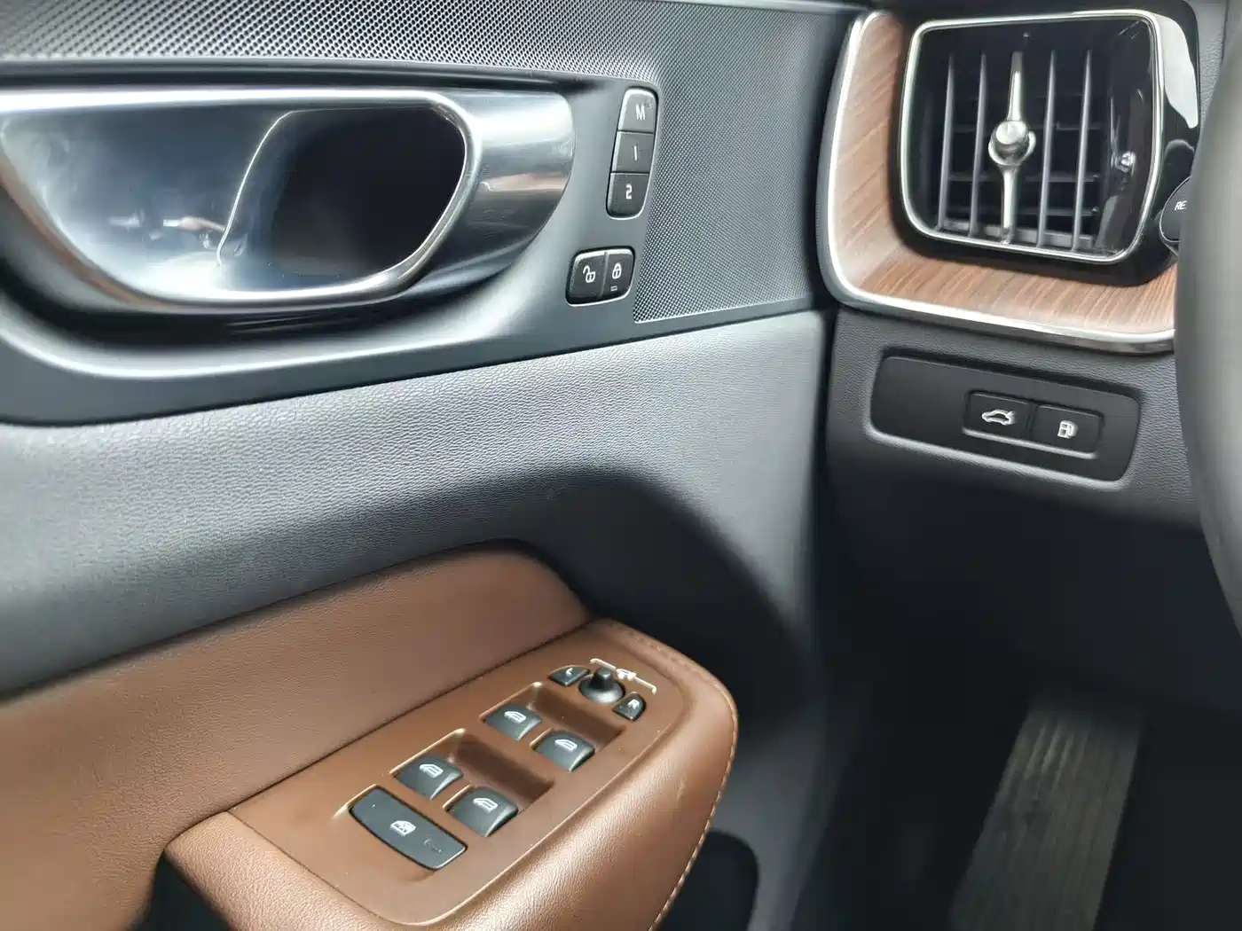 VOLVO XC60 PLUG-IN HYBRID