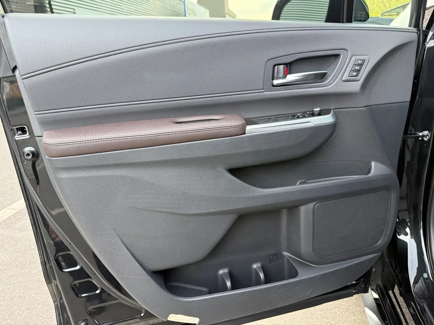 Toyota Granvia 2023 2.5L Hybrid Flagship VIP Edition фото 16