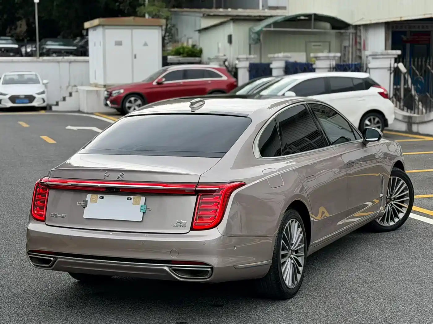 Фото 9 - Hongqi H9