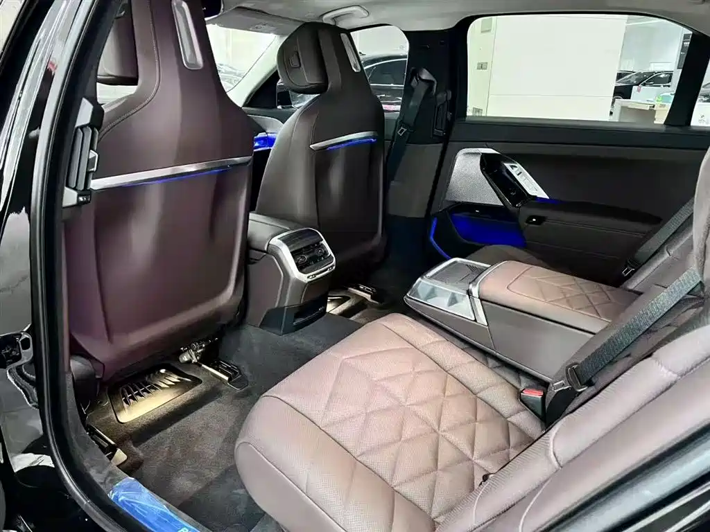 BMW 7-SERIES