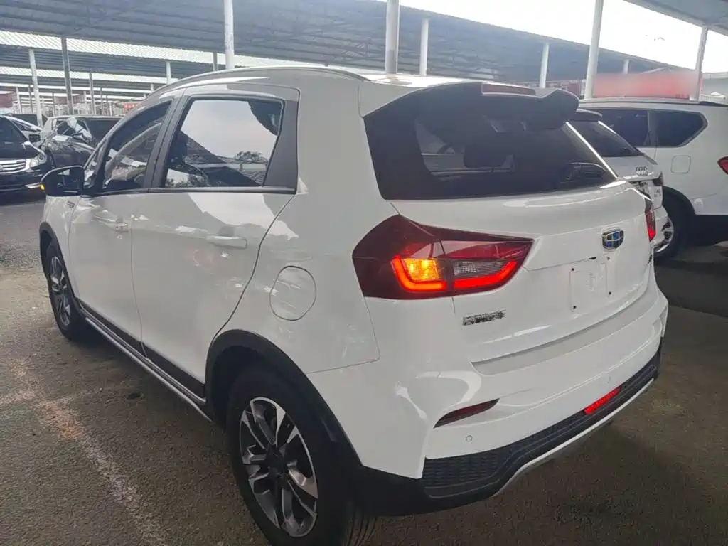 Фото 5 - Geely Vision X3