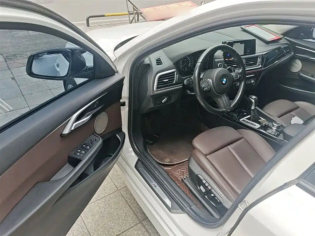 BMW 1 Series 2019 120i Leading M Sport Package фото 16