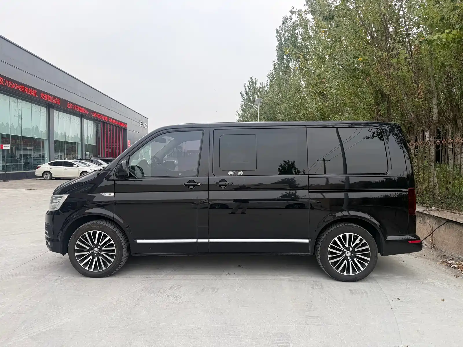 Photo 3 - Volkswagen Multivan