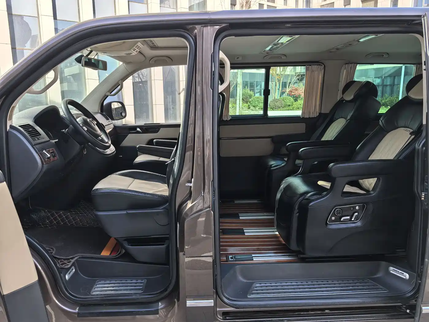 Volkswagen Multivan 2015 2.0TSI AWD 65th Anniversary Limited Edition фото 10