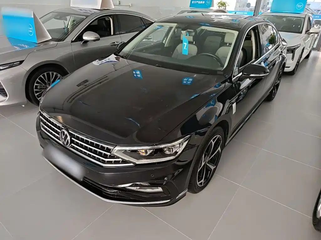 Автомобиль Volkswagen Magotan (2023)