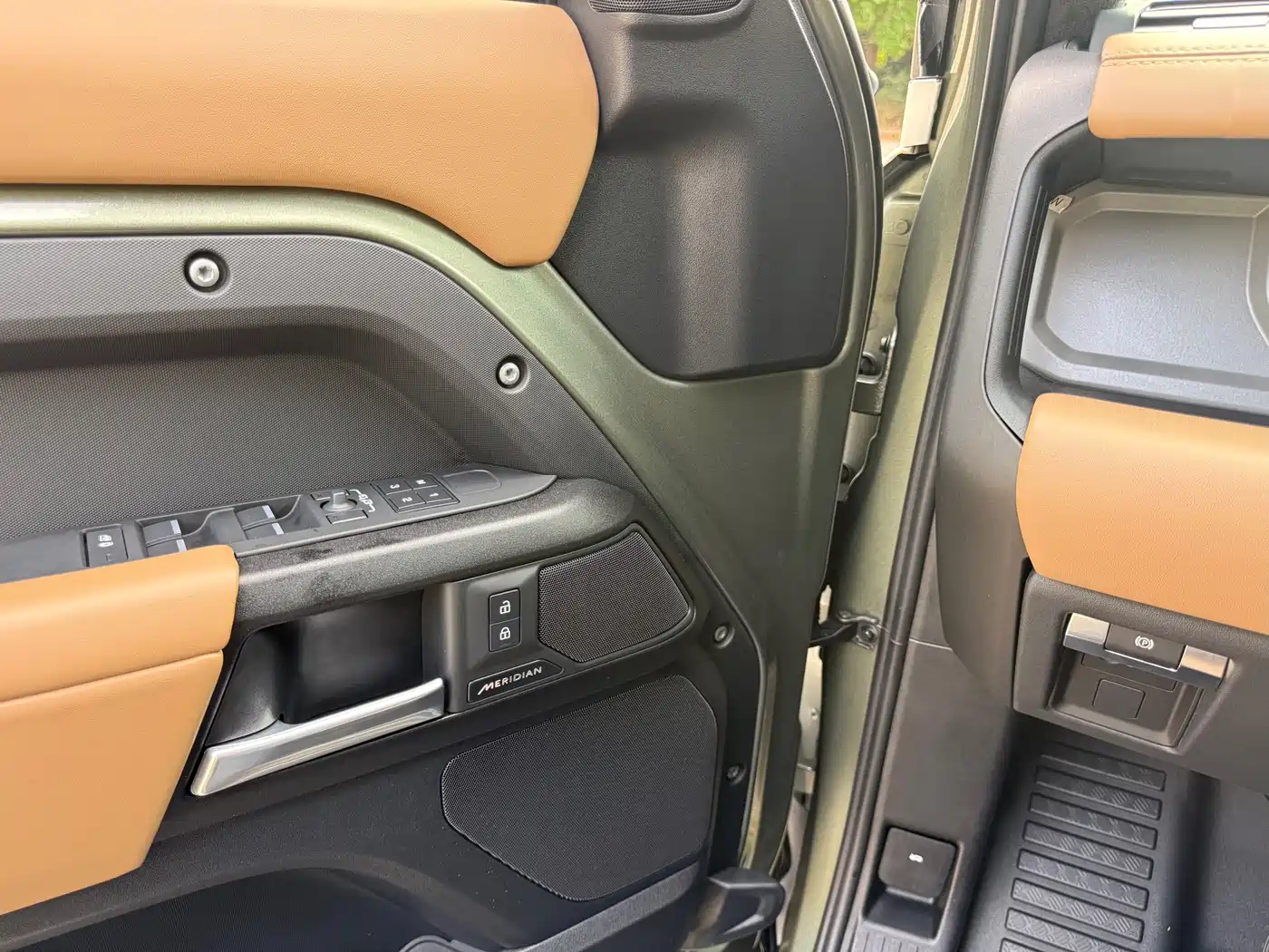 Land Rover Defender 2025 110 3.0T P400 -Dynamic HSE фото 9