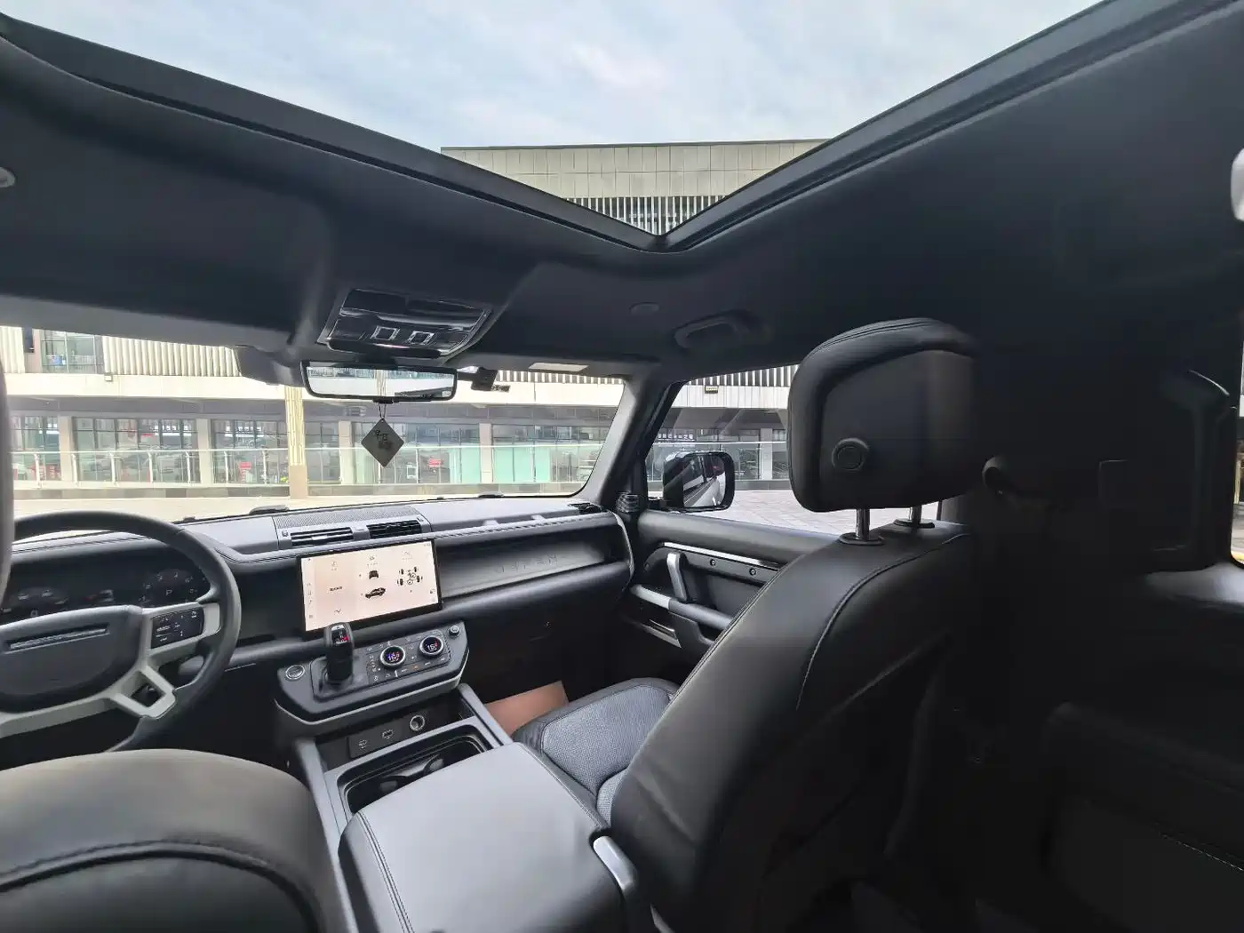 Land Rover Defender 2023 Model 90 2.0T P300 X-DYNAMIC HSE фото 7