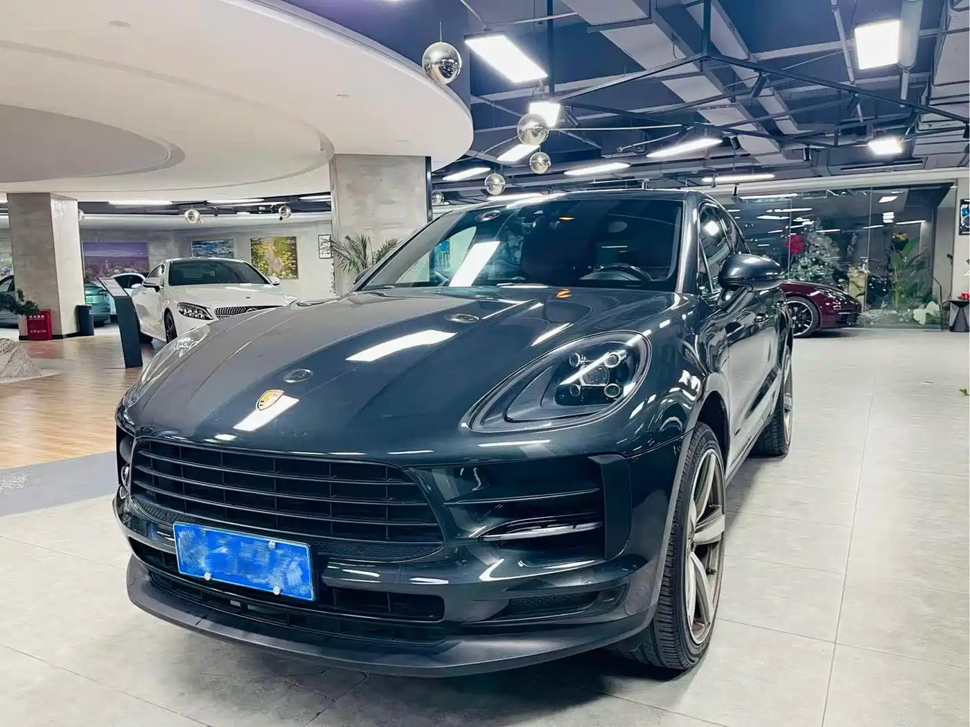 PORSCHE MACAN