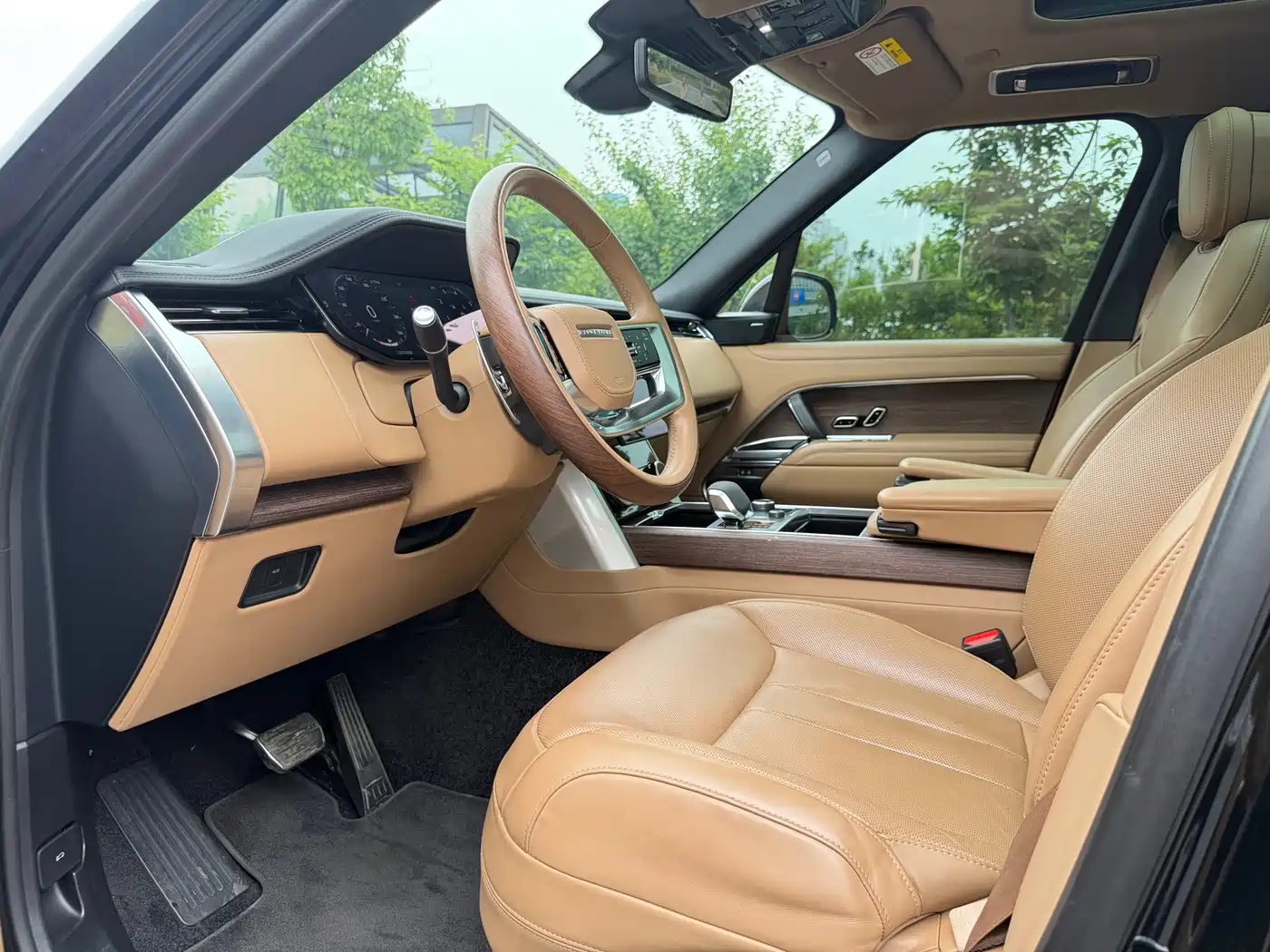 Land Rover Range Rover 2023 3.0 L6 400PS Golden Age 7-Seater Long Wheelbase фото 9