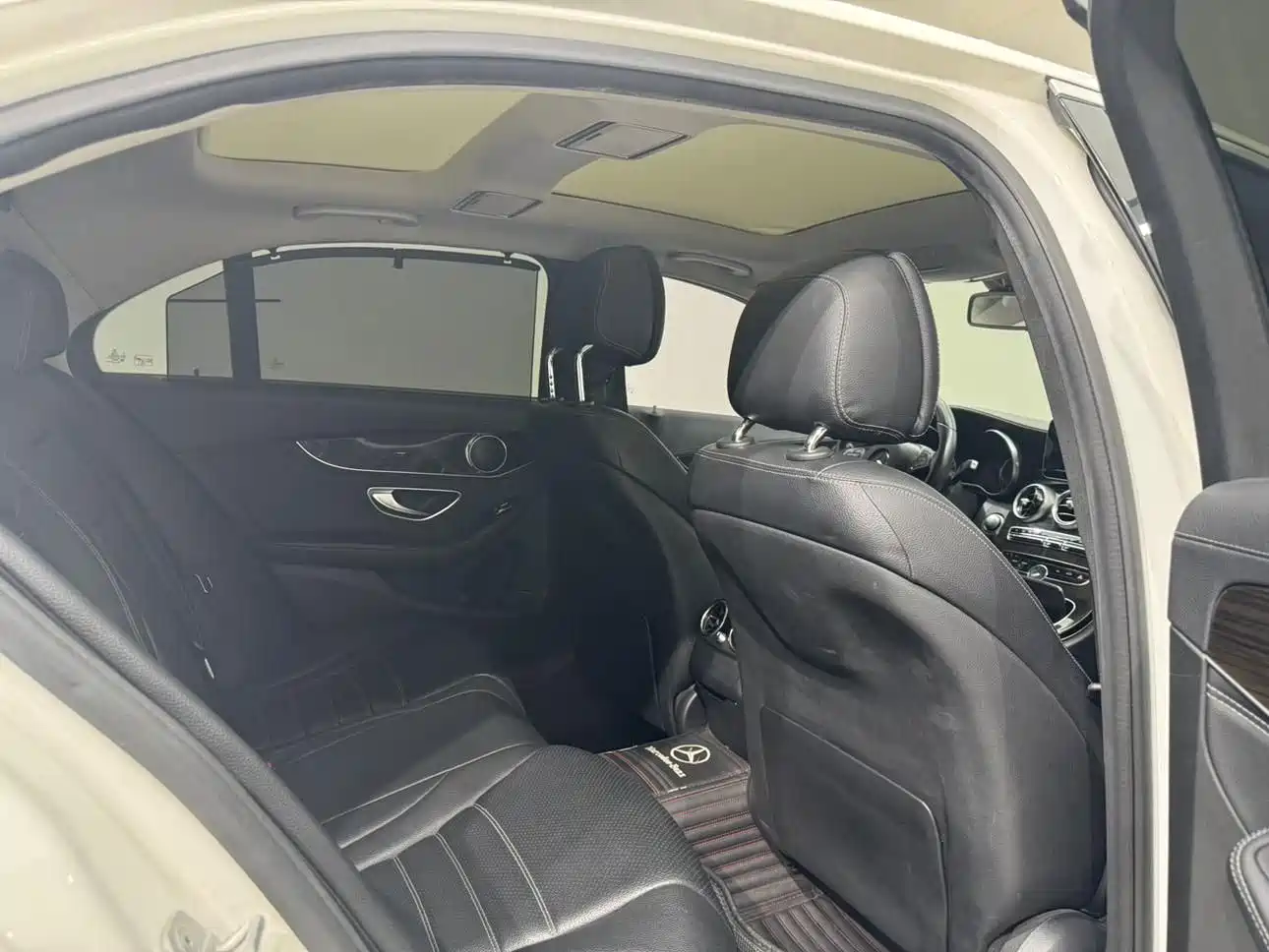 Photo 17 - Mercedes-Benz C-Class