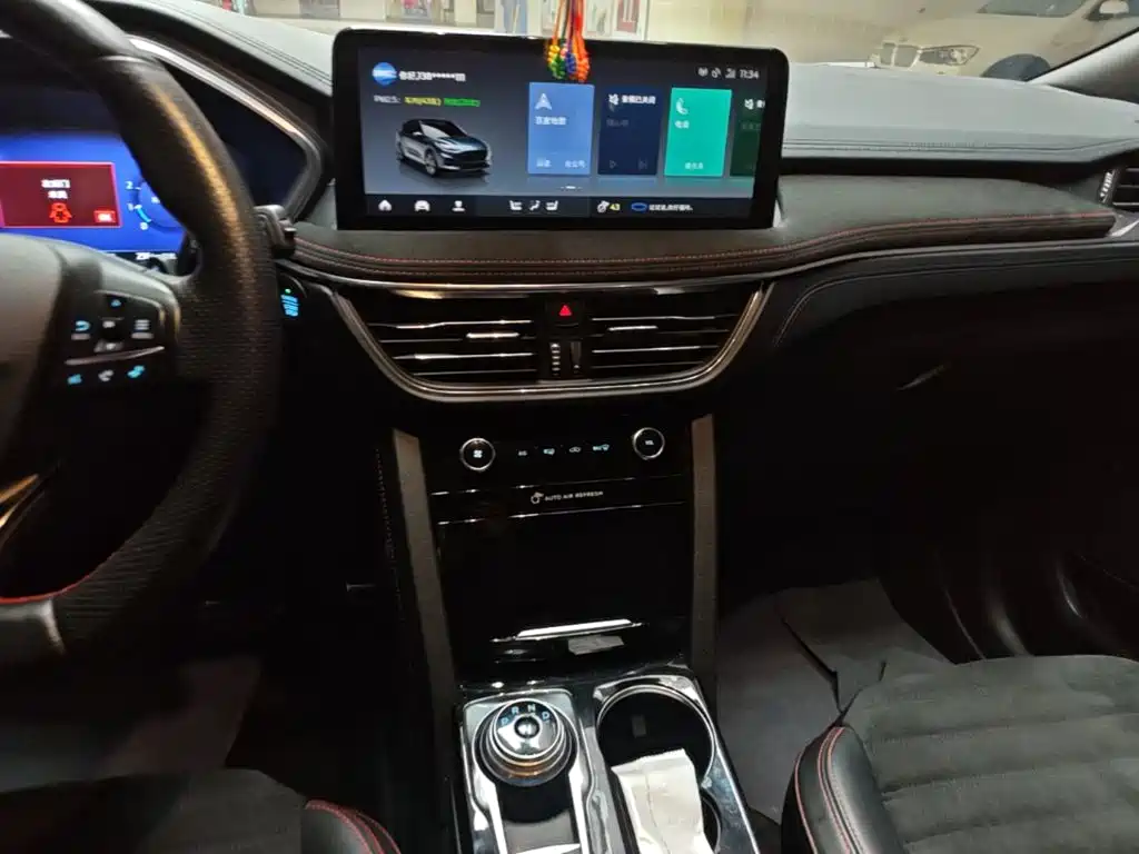 Photo 13 - Ford Escape