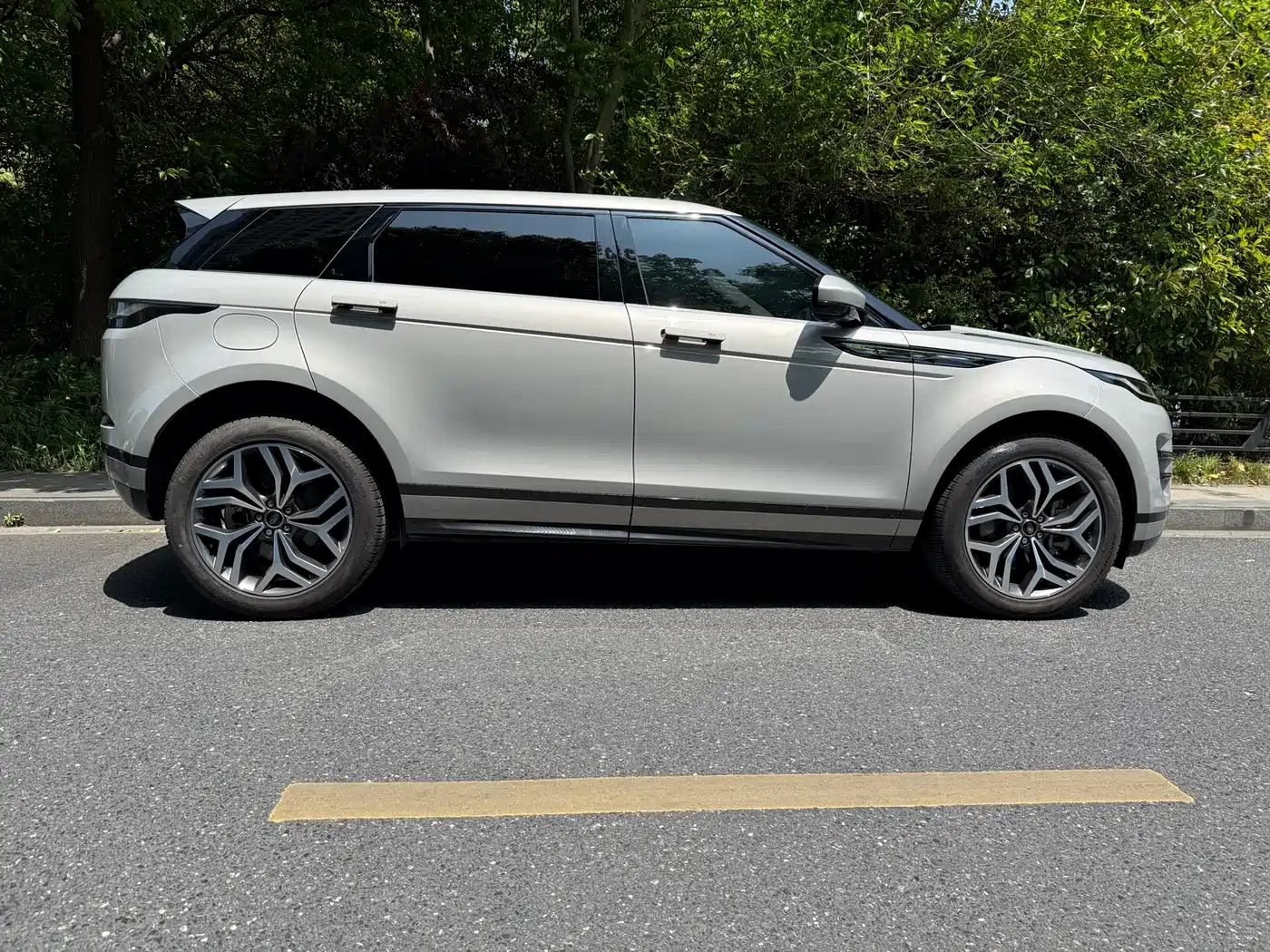 Land Rover Range Rover Evoque 2023 Range Rover Evoque L 249PS Luxury Edition фото 2