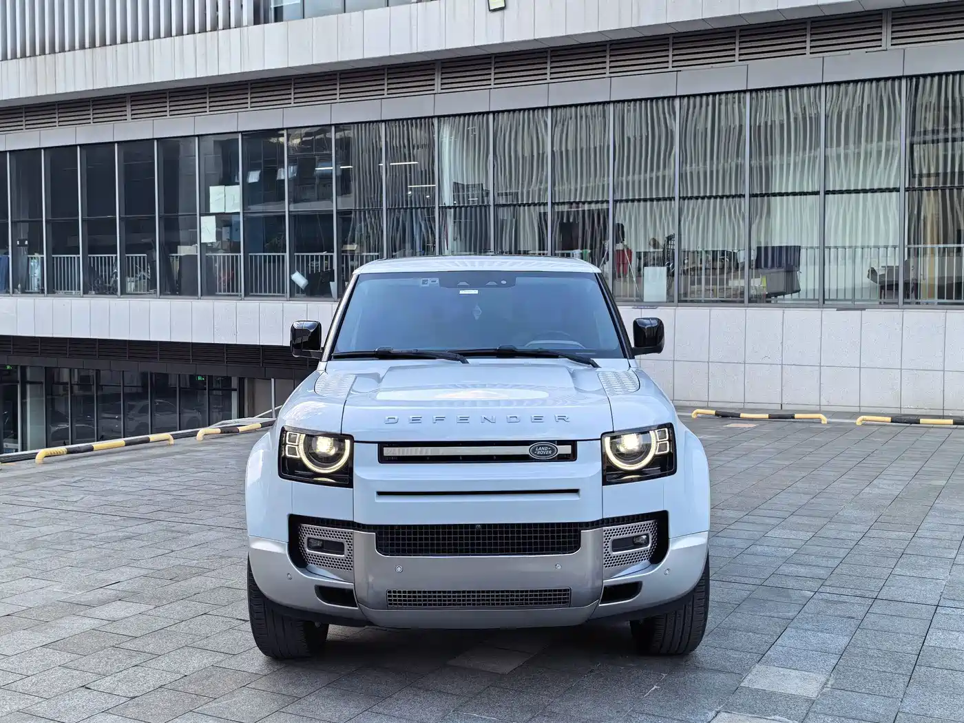 Photo 2 - Land Rover Defender