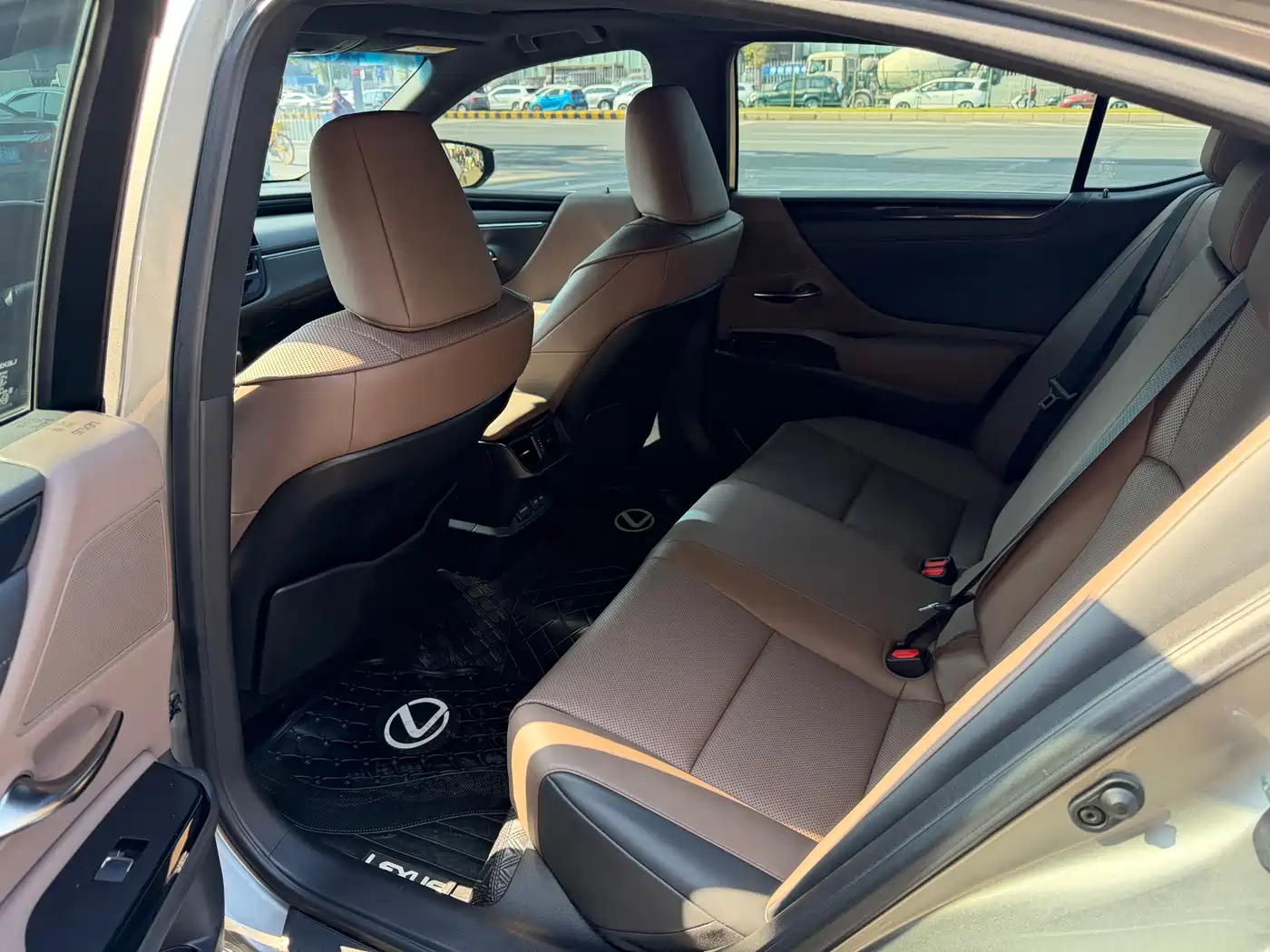 Lexus ES 2023 200 Excellence Edition фото 5