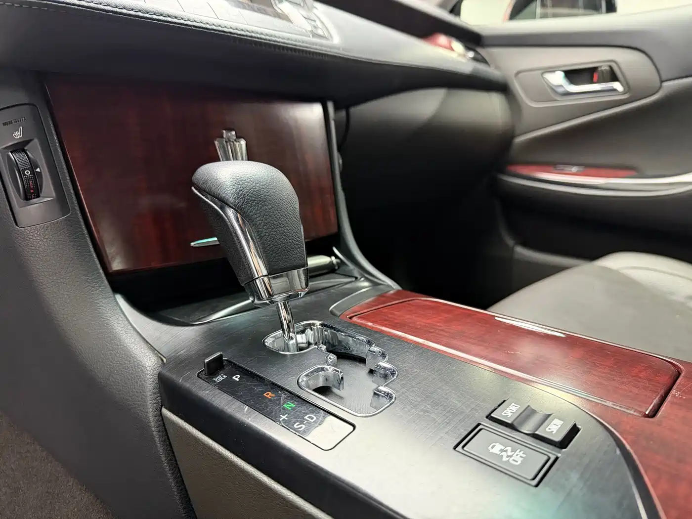 Toyota Crown 2010 3.0L Royal Saloon фото 26