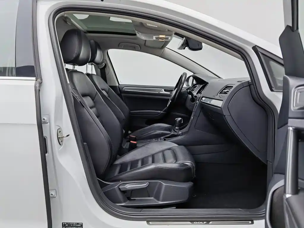 Фото 23 - Volkswagen Golf