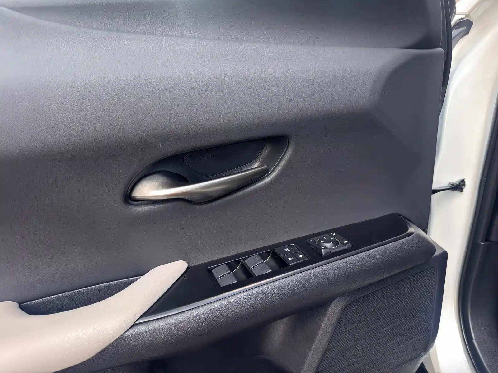 Photo 13 - Lexus UX Electric