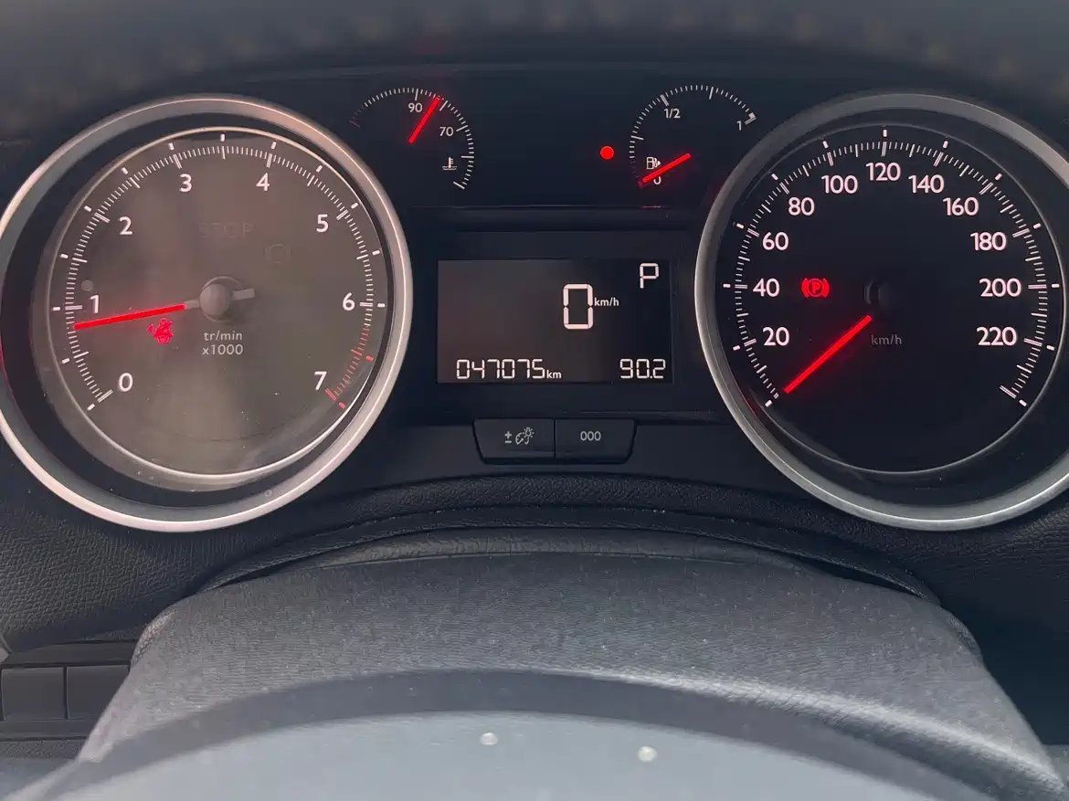 Peugeot 408 2022 1.6T Light Chaser Edition фото 12