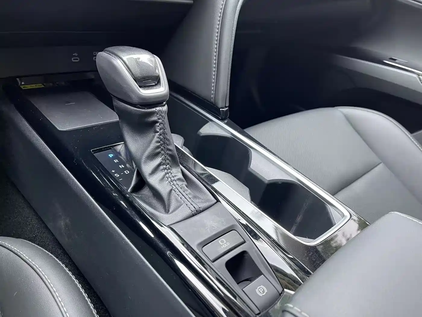 Toyota Camry 2025 Hybrid 2.0HXS Glory Edition фото 11