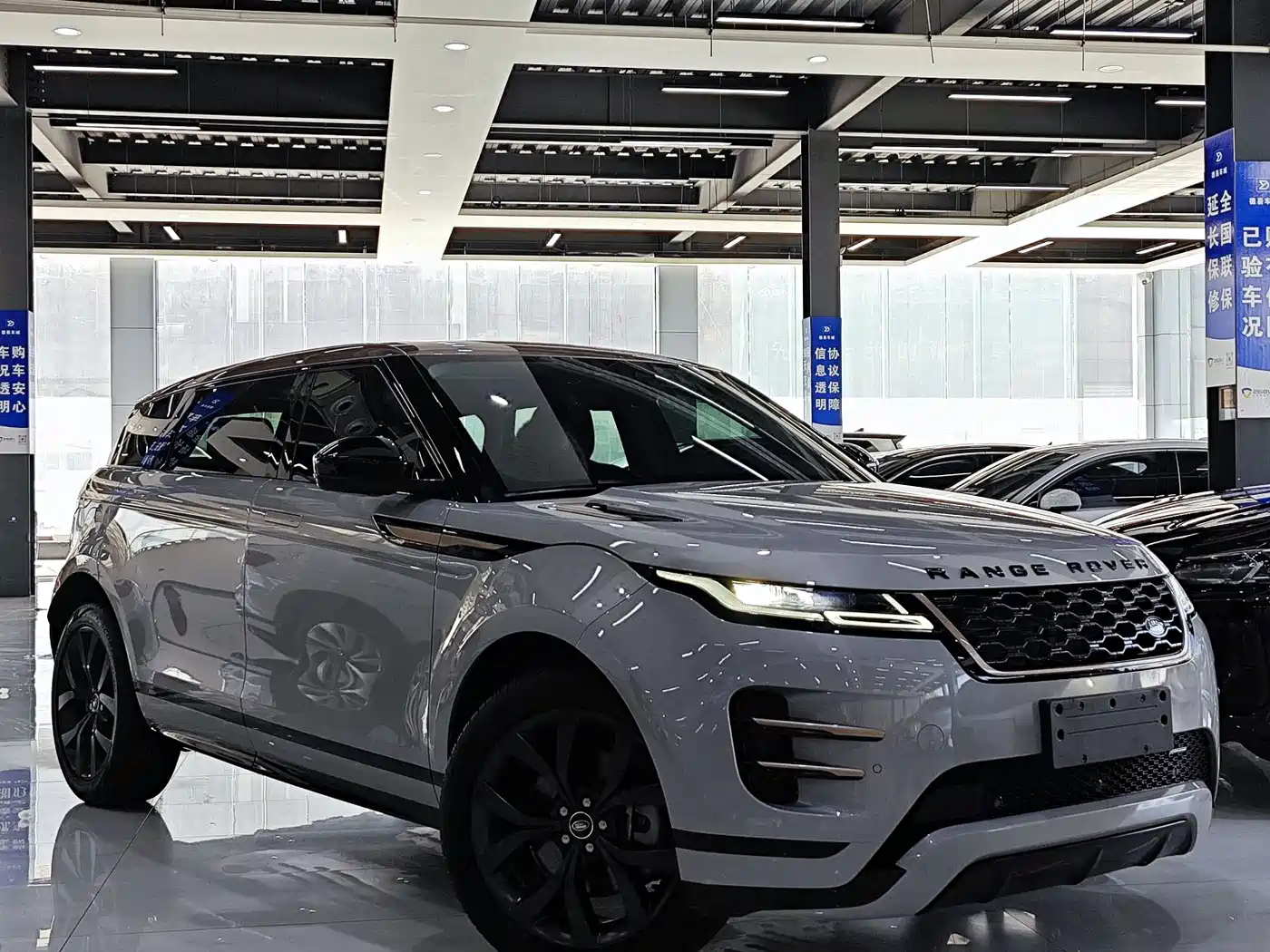 Land Rover Range Rover Evoque 2023 Range Rover Evoque L 249PS Corinthian Bronze Special Edition фото 2