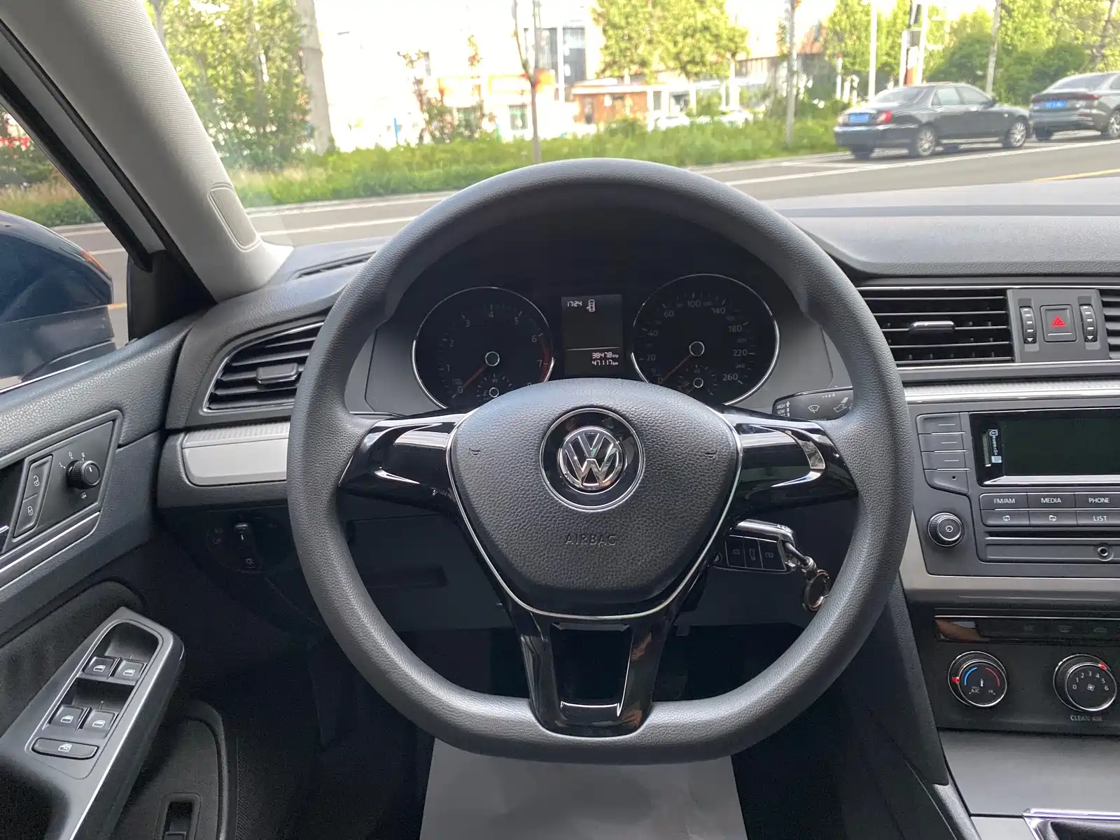 صورة 15 - Volkswagen Lamando