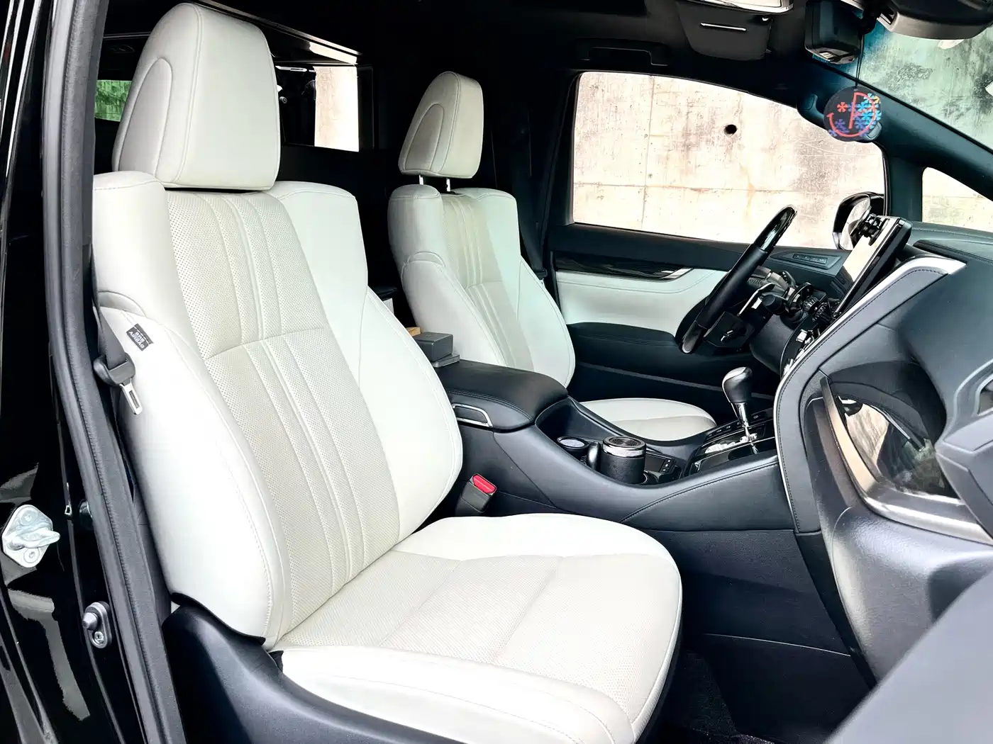 Lexus LM 2020 300h 4-Seat Imperial Edition фото 21