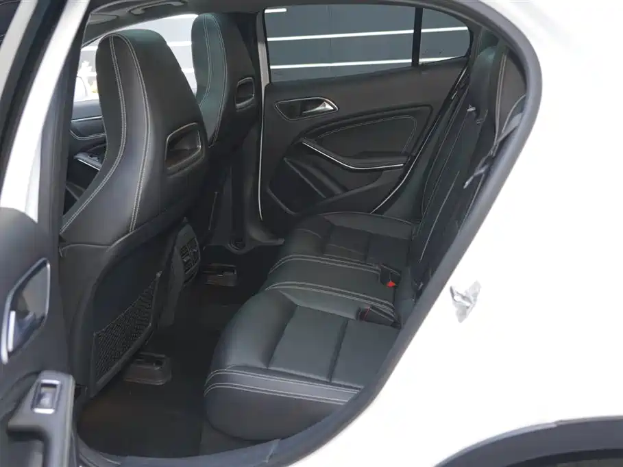 Mercedes-Benz GLA 2018 GLA 200 Dynamic фото 17