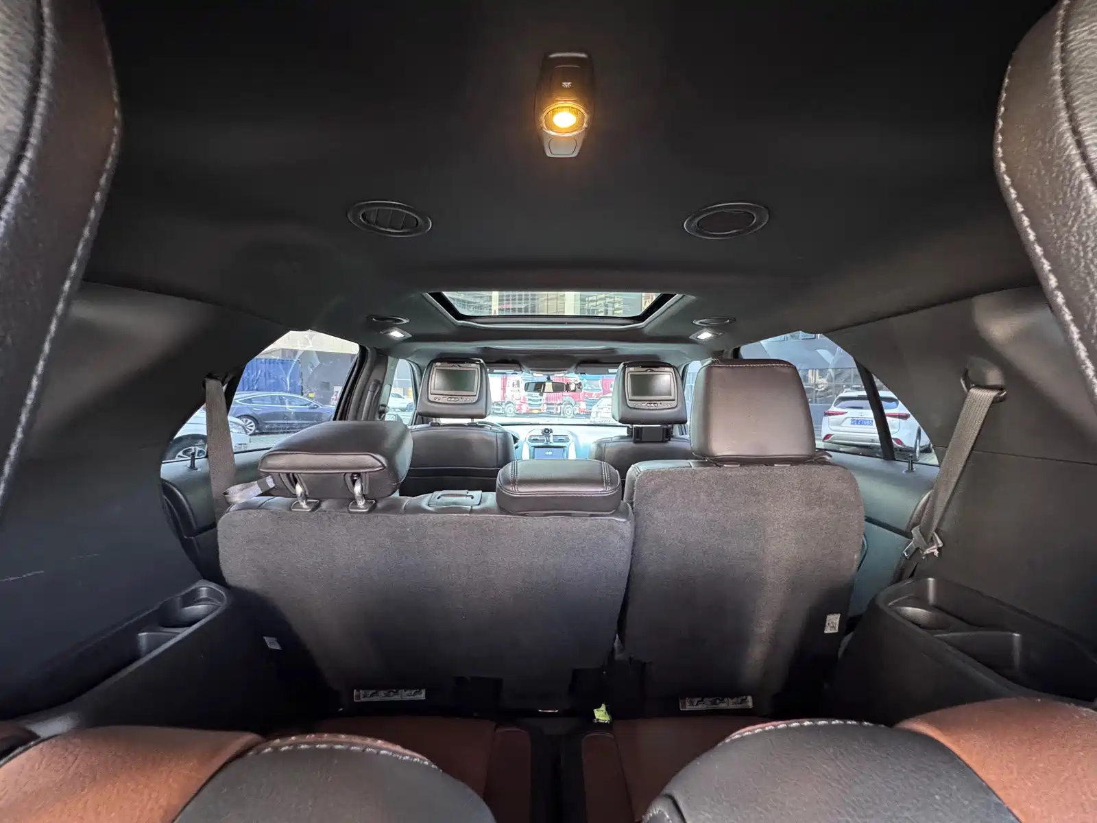 Photo 16 - Ford Explorer (Import)