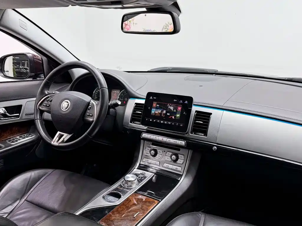 Фото 15 - Jaguar XF