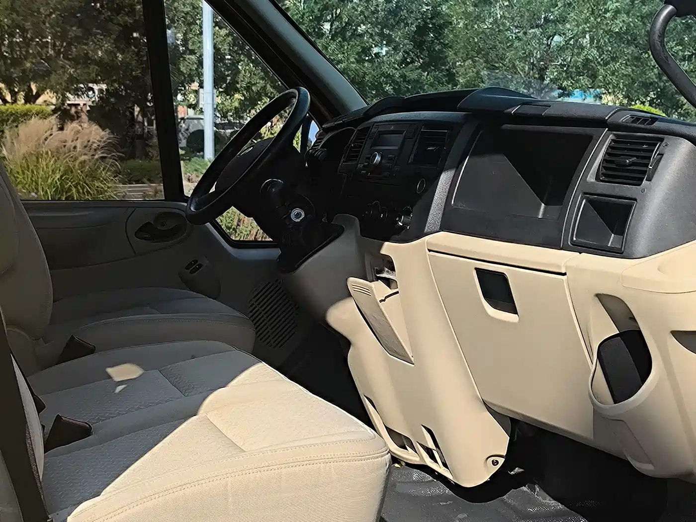 Ford New Generation Transit 2018 2019 Model 2.2T Luxury Long Wheelbase Medium Roof 10-seater China VI