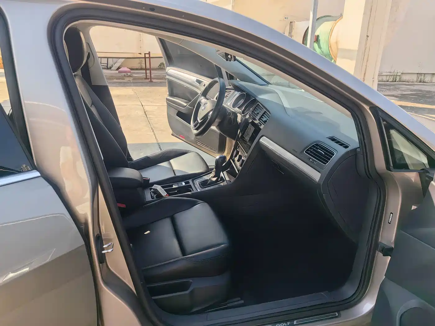 Photo 5 - Volkswagen Golf
