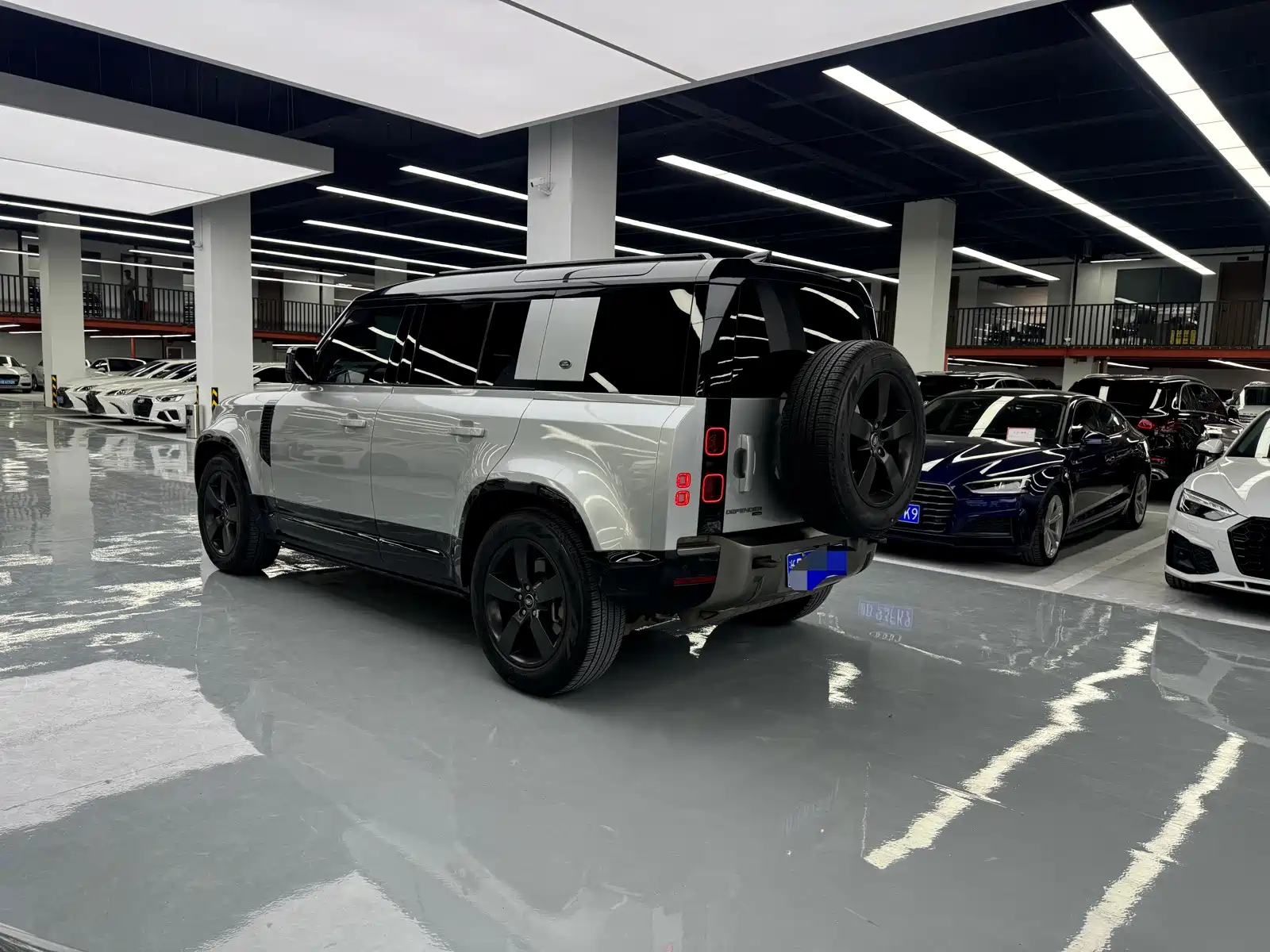 Photo 13 - Land Rover Defender